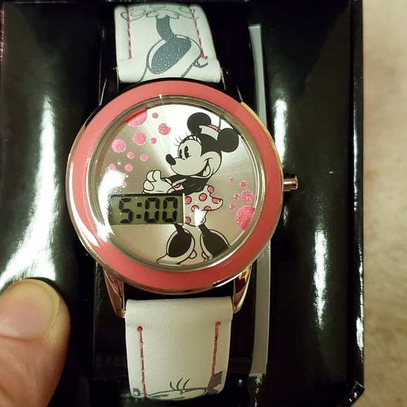 New Disney children's Minnie Mouse watch large can fit some adults - Picture 3 of 6